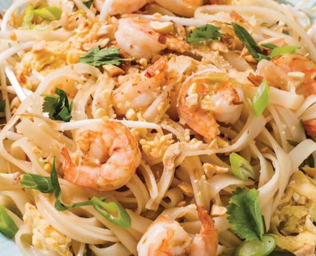 Nahaufnahme von Pad Thai mit Garnelen und Koriander