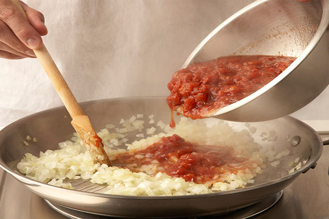 Soße herstellen, um Nudeln mit Tomatensoße zuzubereiten