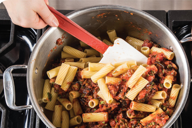 Pasta in einem Topf auf dem Herd kochen, um ein köstliches Pasta alla Norma Rezept zuzubereiten