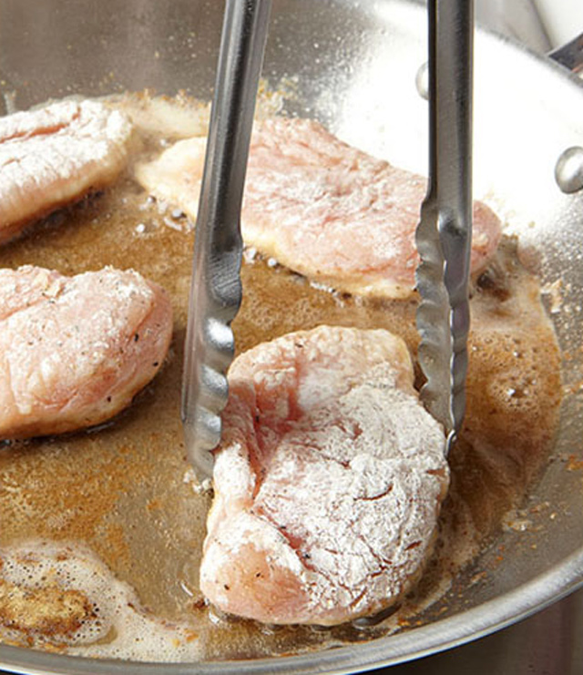 Braten Sie das Hähnchen mit einem Spezialwerkzeug in der Pfanne an