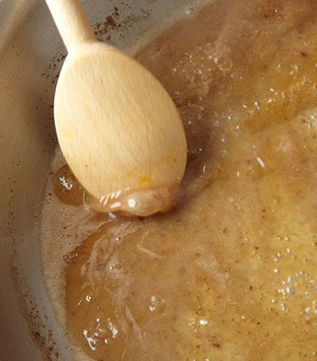 Bereiten Sie die Soße in der Pfanne vor, um ein köstliches Gericht zuzubereiten Hähnchenschnitzel mit Pfannensauce