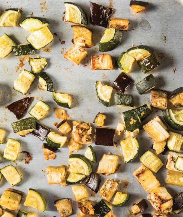 Geröstete Zucchini und Kürbisse auf einem Backblech, frisch aus dem Ofen.