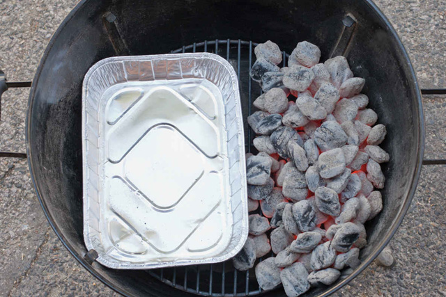 Vorbereiten Ihres Holzkohlegrills klassisches Gegrilltes Hähnchen