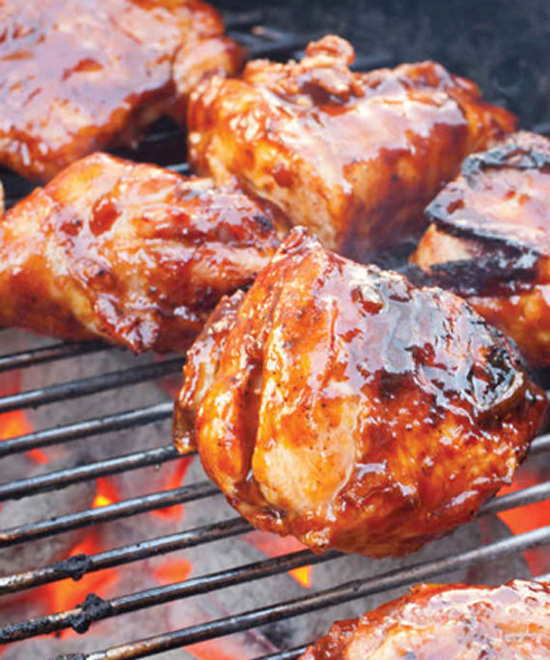 Nahaufnahme des klassischen gegrillten Hähnchens Es sieht köstlich und lecker aus