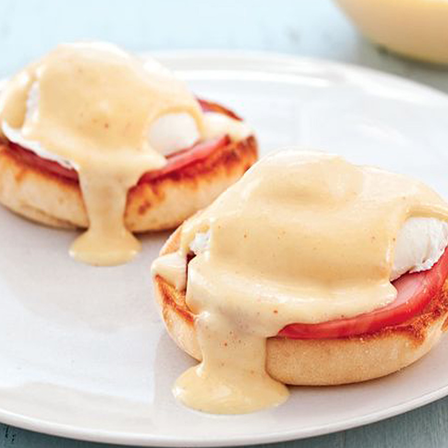 Ein weißer Teller mit Eggs Benedict