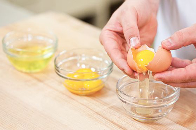 Eier trennen - Mit 3 Glasschüsseln trennen