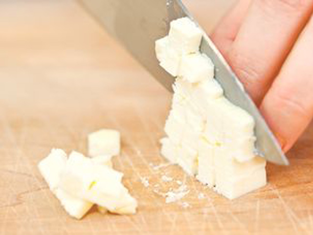 Für die Zubereitung des französischen Omeletts die Butter in kleine, quadratische Stücke schneiden