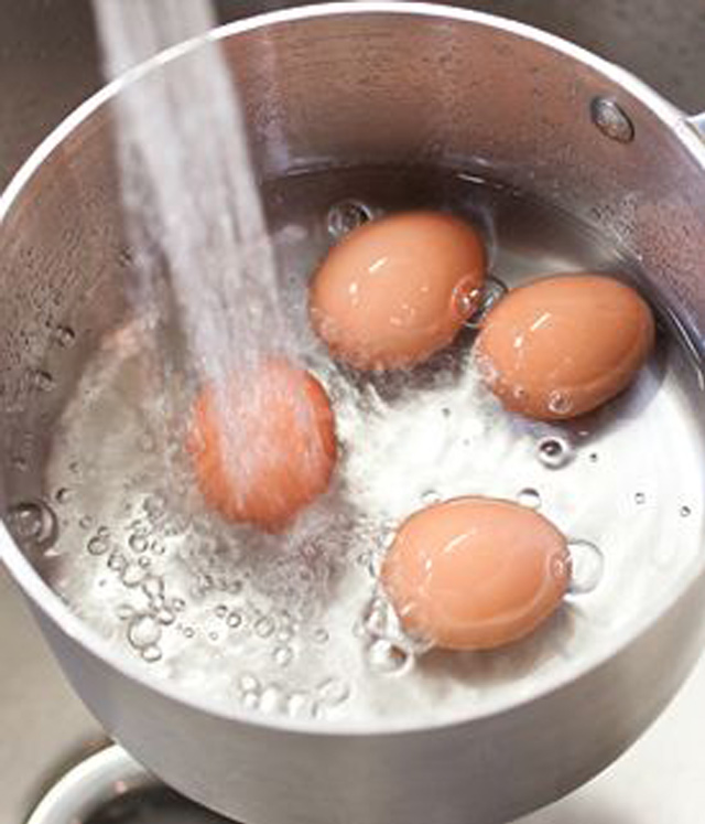 Geben Sie 4 Eier in eine Eisenschüssel, um das Verfahren Hartgekochte Eier durchzuführen