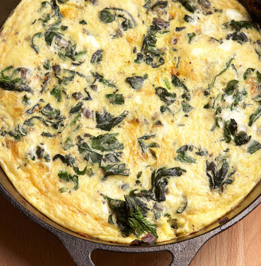 Ein gesundes, verzehrfertiges Spinat-Frittata-Gericht