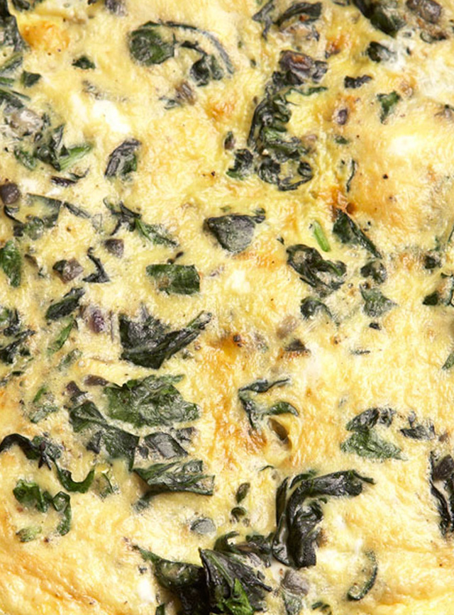 Vergrößertes Foto des Spinat-Frittata-Gerichts. Es sieht köstlich und gesund aus, Bruder