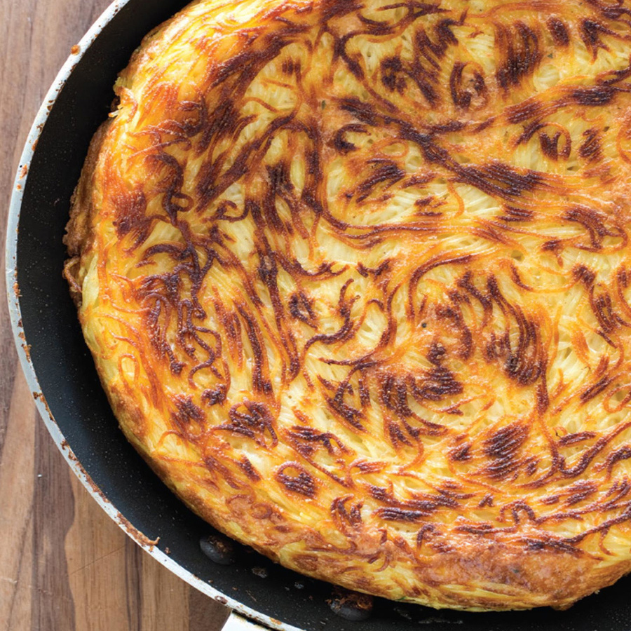 Eine Pfanne mit einer köstlichen Wurst-Pasta-Frittata, bereit zum Servieren.