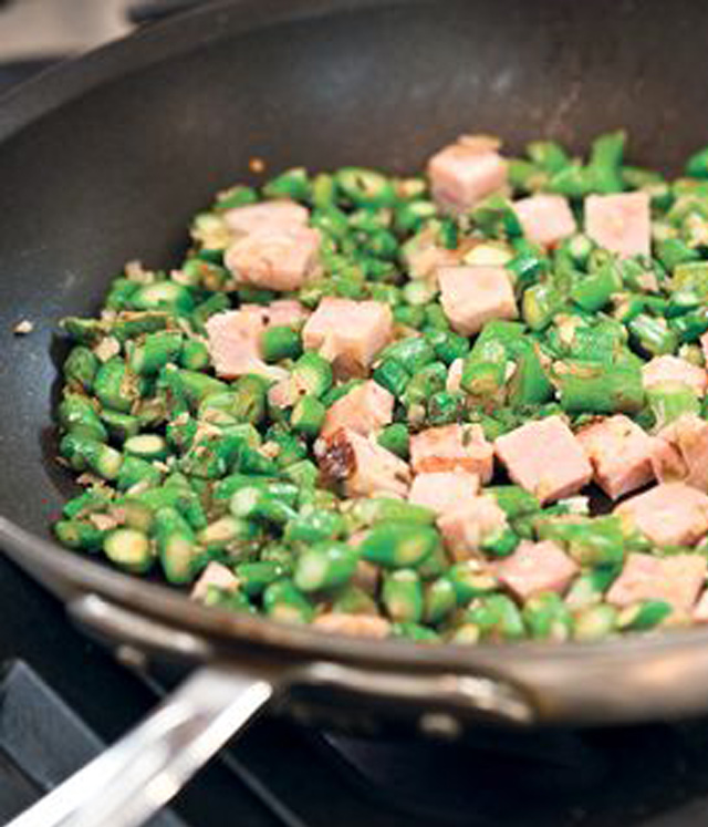 Eine Bratpfanne mit frischem Gemüse und Fleisch