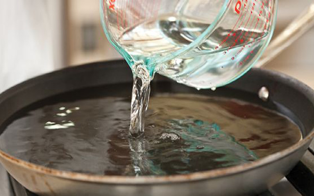 Pochierte Eier zubereiten: Der erste Schritt besteht darin, Wasser in einen Topf zu gießen