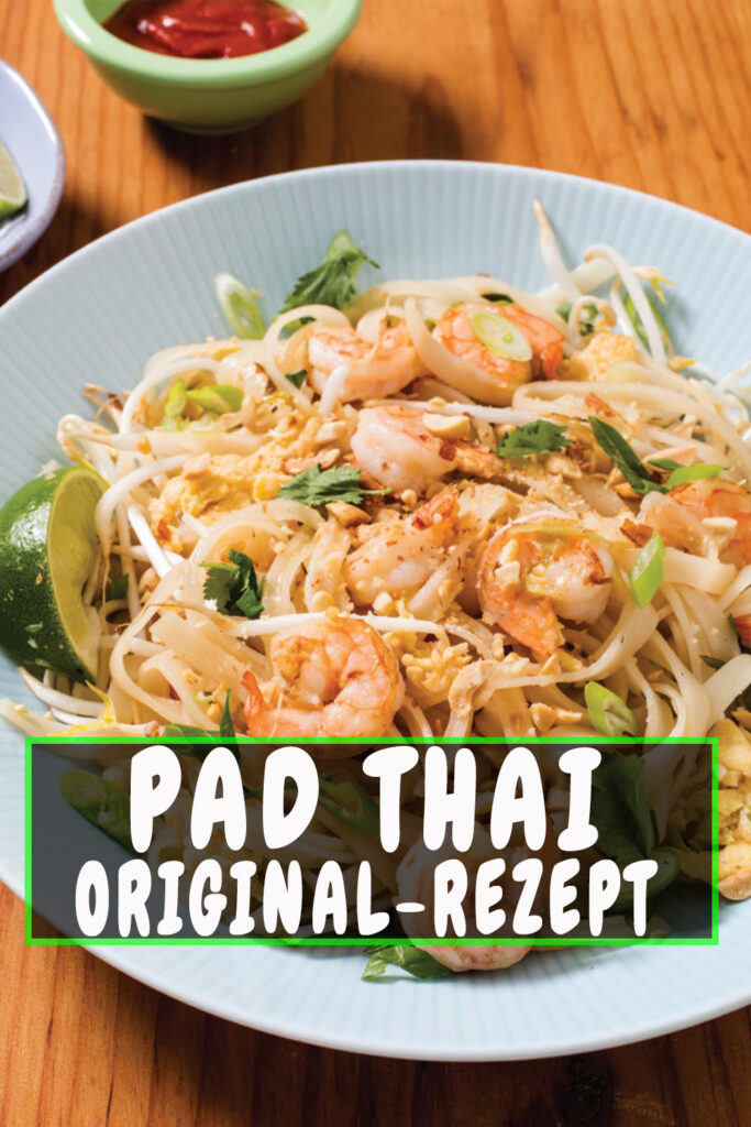 Authentisches Pad Thai mit frischen Zutaten, serviert in einer traditionellen Schüssel, verziert mit Limettenscheiben.